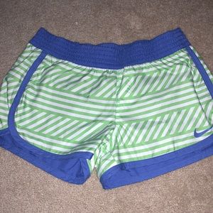 REVERSIBLE NIKE SHORTS!!!💙💚